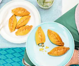 Empanadas au poulet, épinards et raisins secs