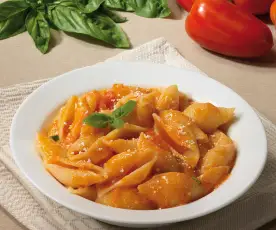 Conchiglie al sugo di pomodoro fresco e formaggio di capra