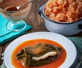 Chiles rellenos con queso, caldillo, arroz y gelatina de chocolate TM6