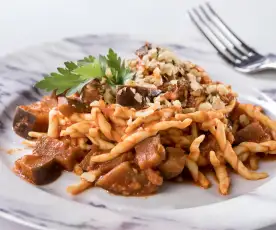 Trofie al ragù di seitan, melanzane e noci