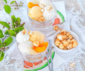 Coupe glacée aux pêches et aux abricots