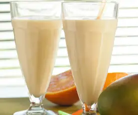 Batido de mango, naranja y piña