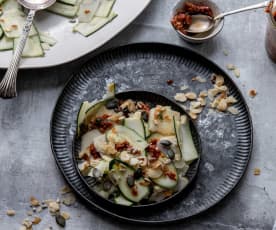 Zucchini-Parmesan-Salat mit getrockneten Tomaten