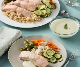 Salmón con arroz integral y verduras con salsa de eneldo 