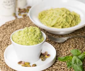 Pesto di zucchine, pistacchi e basilico