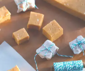 Salzkaramell-Fudge mit weißer Schokolade