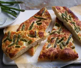 Focaccia de espargos verdes e queijo parmesão