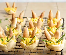 Salade d'œufs dans un nid de Pâques croustillant