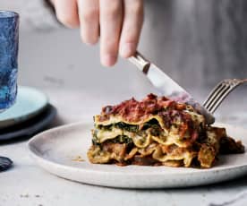 Lasagne véganes aux champignons sauvages, cavolo nero et pesto de roquette aux noix