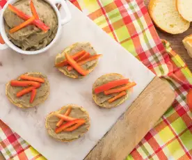 Crostini con purea di melanzane e filetti di peperone