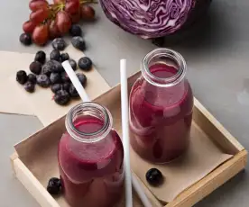 Smoothie morado de uvas, lombarda y arándanos