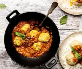 Albóndigas con salsa de tomate y arroz