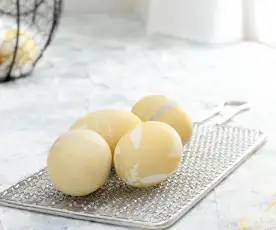 Ouă de Paște vopsite în galben