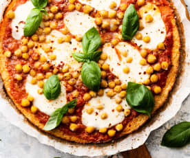 Piza com base crocante de couve-flor e grão-de-bico