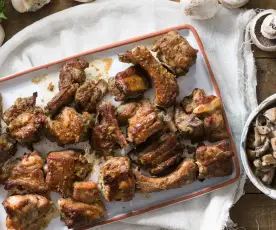 Costillas asadas y champiñones al ajillo