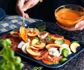 Fruchtige Caprese mit fermentierter Paradeisersauce