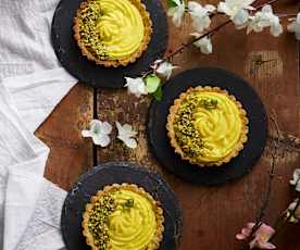 Crostatine alla crema di yuzu e pistacchi
