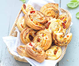 Petits pains farcis à la tomate cerise et au poivron