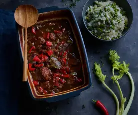 Carne guisada com molho de tomate e arroz de ervilhas