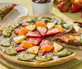 Pizza de crema de cacao y fruta