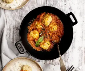 Albóndigas en salsa de tomate con arroz