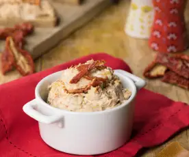 Pesto al formaggio con anacardi, pomodori secchi e finocchietto selvatico