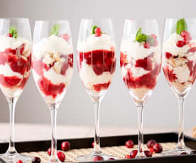 Trifle la pahar, cu șampanie și fructe de pădure