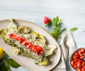 Alcachofas marinadas con gulas y fresas