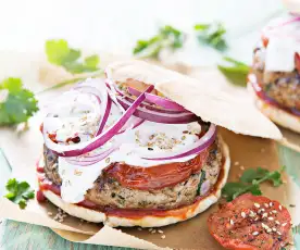 Pita-hamburguesas de cordero con salsa harissa