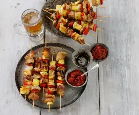 Espetadas de frango na grelha com molho de cerveja