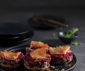 Galletas de parmesano con mousse de betabel y salmón ahumado