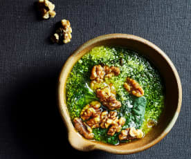 Walnut and spinach pesto