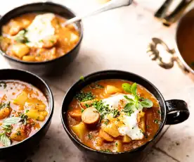 Goulasch de pommes de terre deux façons - végan et à la viande