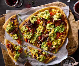 Flammkuchen mit Guacamole und Steakstreifen