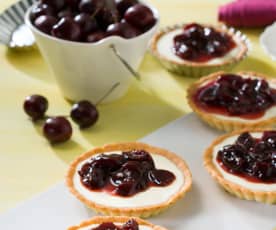 Tartaletas con panna cotta y cerezas