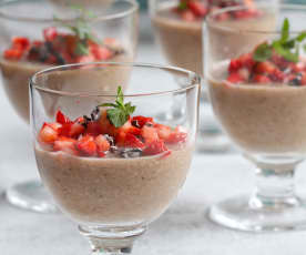 Pudding de banana, nueces y frutilla