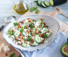 Salada de pepino e abacate com grão-de-bico crocante