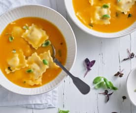 Soupe de ravioli à la courge musquée