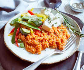 Tomaten-Paprika-Reis mit Sommergemüse und Feta