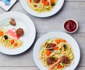 Spaghetti aux légumes et boulettes de viande