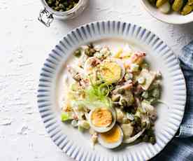 Ensalada de patata con verduras encurtidas y huevo