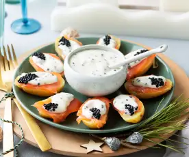 Patatitas con mayonesa de caviar y salmón ahumado