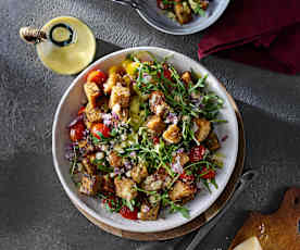 Italienischer Brotsalat mit Cherry-Tomaten und roten Zwiebeln