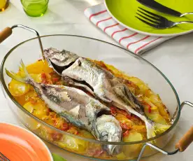 Chicharros al horno con patatas y pimientos