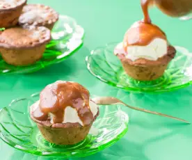 Cookies mince pie de manzana con helado y salsa de caramelo