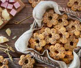 Canestrelli salati al formaggio e frutta secca