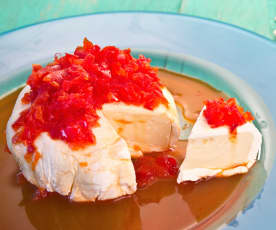 Camembert z serkiem kremowym i marynowaną papryką
