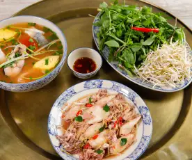 Mực hấp kiểu Thái, canh chua cá, rau ăn kèm