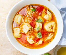 Soupe de tomates aux tortellinis de viande hachée