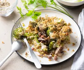 Gratinado de brócoli, champiñón y jamón con crumble de frutos secos